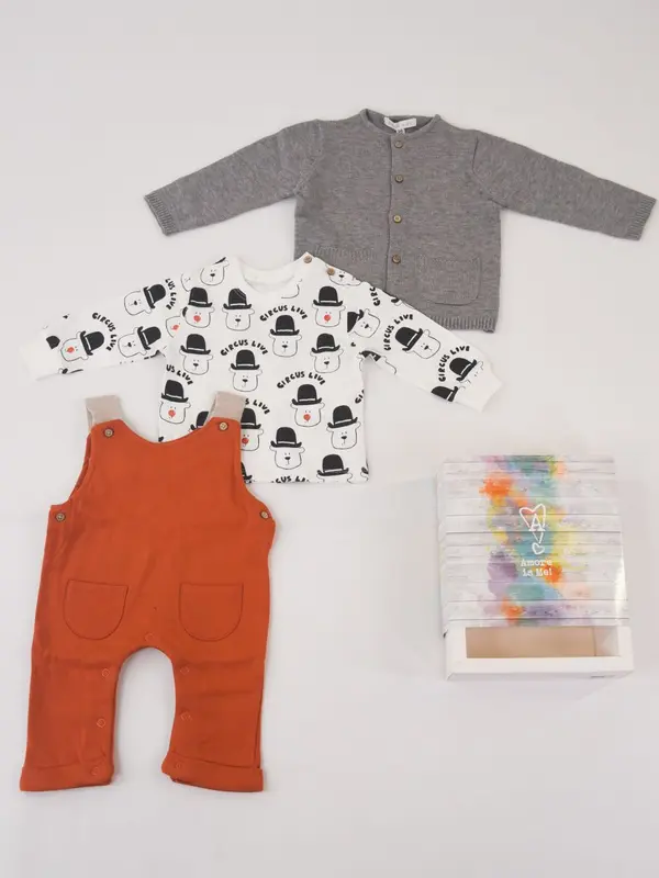 Amore is me Completo Tre Pezzi Cardigan T-shirt e Salopette